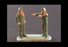 1/72 2x pilots standing (60\')