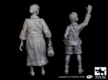 1/48 Grandmother and grandson - WWII (2 fig.)