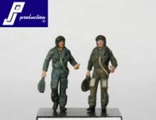 1/72 2x RAF Pilots standing (90\')