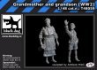1/48 Grandmother and grandson - WWII (2 fig.)