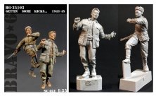 Casualties of war (2 figures)