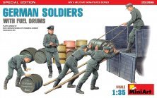 1/35 German Soldiers with fuel drums