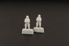 1/144 Japanese pilot WWII standing figures x 2