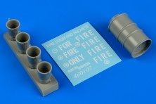 1/48 Fire drums and buckets