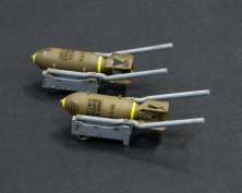 1/48 hand-pull bomb carts and 250 Lb bombs