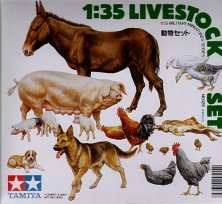 1/35 Farmyard Livestock Set. Chickens, horse, geese, dogs, pigs.