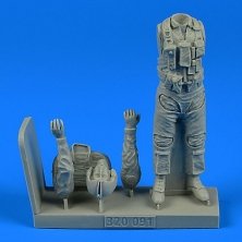 1/32 US NAVY Pilot with bag