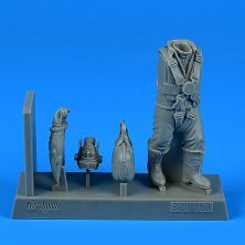 1/32 RAF WWII Bomber Pilot with bag