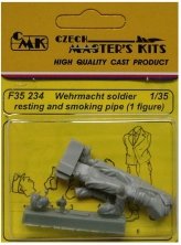 1/35 Wehrmacht soldier smoking pipe (1 figure)
