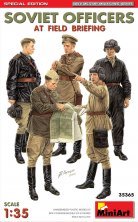 1/35 Soviet Officers At Field Briefing