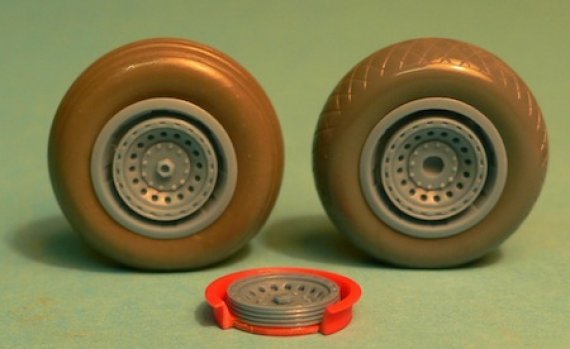 1/72 B-29 wheels set  late  radial tread (ACAD)