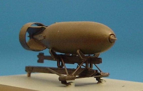 1/48 British 500lb bomb with bomb rack (PE+resin)
