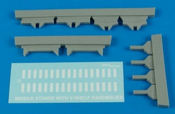 1/32 USAF missile maintenance stands with v-shelf assem.