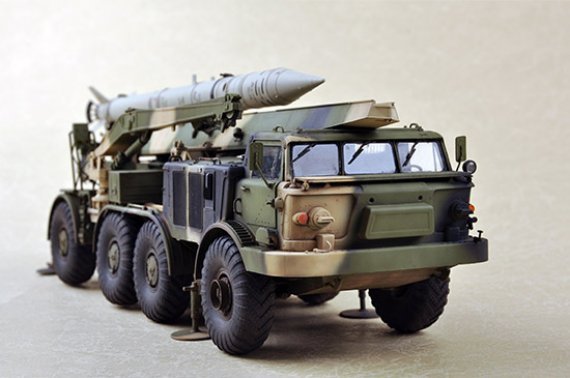 1/72 Russian 9P113 Tel with 9M21 Rocket of 9K52 Luna-M
