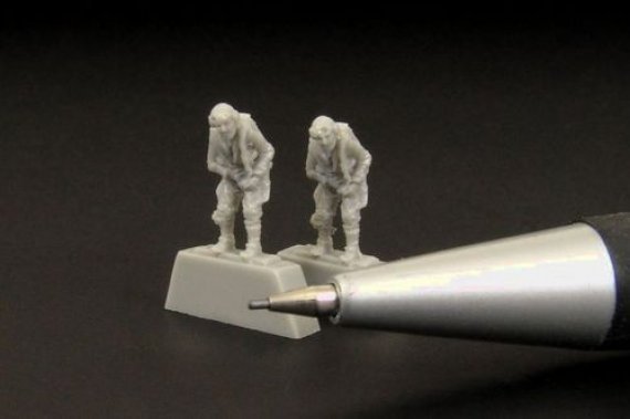 1/144 Luftwaffe pilots standing WWII x 2 German pilots