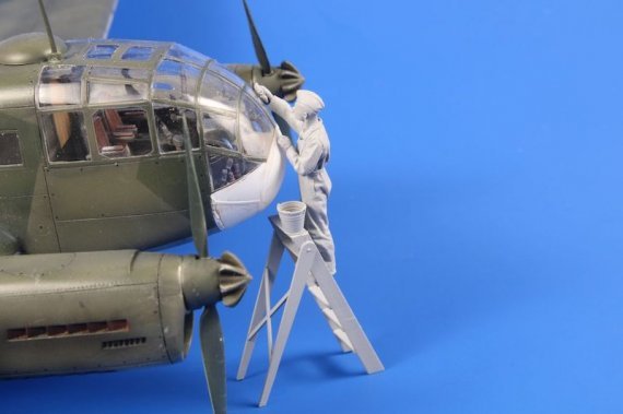 1/48 Si 204/Aero C-3 Airman cleaning canopy glazing