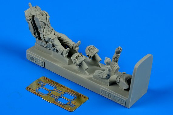 1/48 Soviet fighter pilot w/ eject.seat for MiG-25