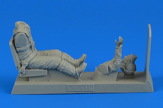 1/32 German Luftwaffe Pilot with Messerschmitt Me-262A seat