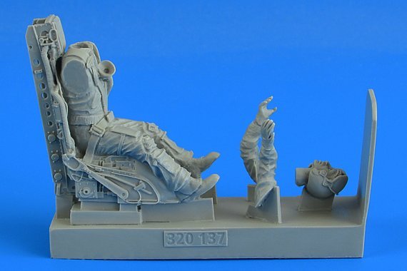1/32 USAF Fighter Pilot with ejection seat for F-104C/G