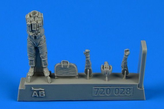 1/72 US NAVY Pilot with bag