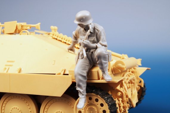 1/35 German Infantryman Carried on Hetzer