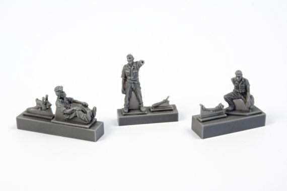 1/72 RAF Pilot Sitting in Cockpit, Monkey & 2 Mechanics