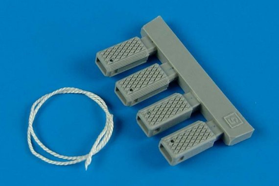 1/32 Universal Navy Wheel Chock with Nylon Rope  late productio
