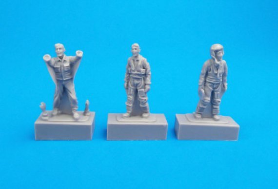 1/72 Two French Pilots and a Mechanic