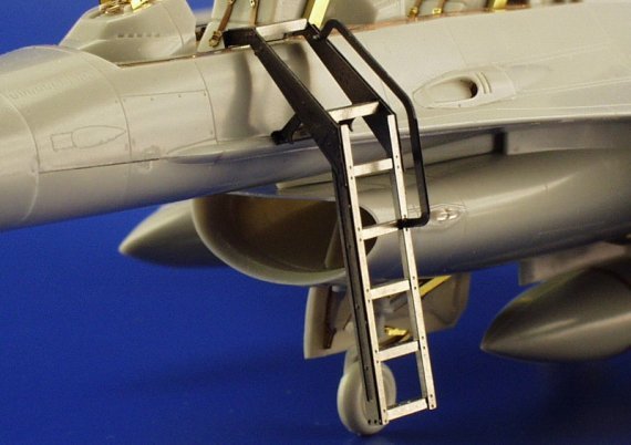 F-16 Fighting Falcon ladder