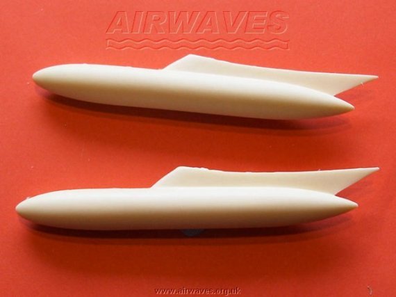 1/72 Boeing B-52G/B-52H Stratofortress under wing tanks