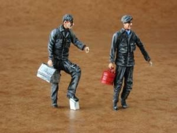 1/48 Warsaw Pact mechanics x 2