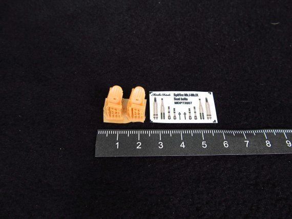 1/72 Supermarine Spitfire 2x seats with seatbelts for Airfix