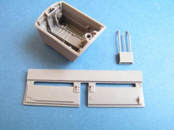 1/48 E.E. Canberra  nose wheel bay (AIRFIX)