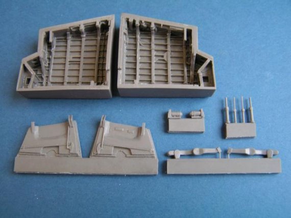 1/48 E.E. Canberra  main wheel well (AIRFIX)