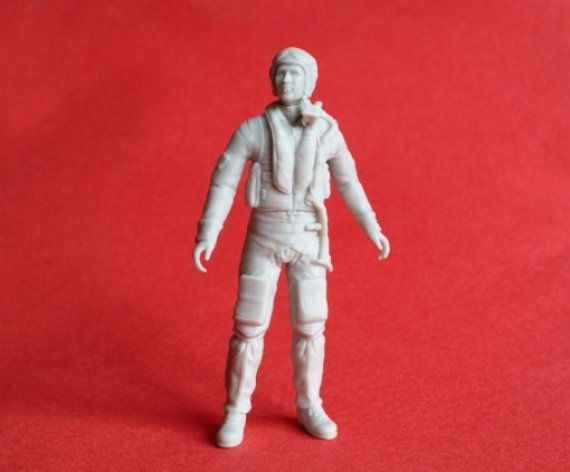 1/48 Eurofighter / Typhoon pilot, with helmet on, and open visor