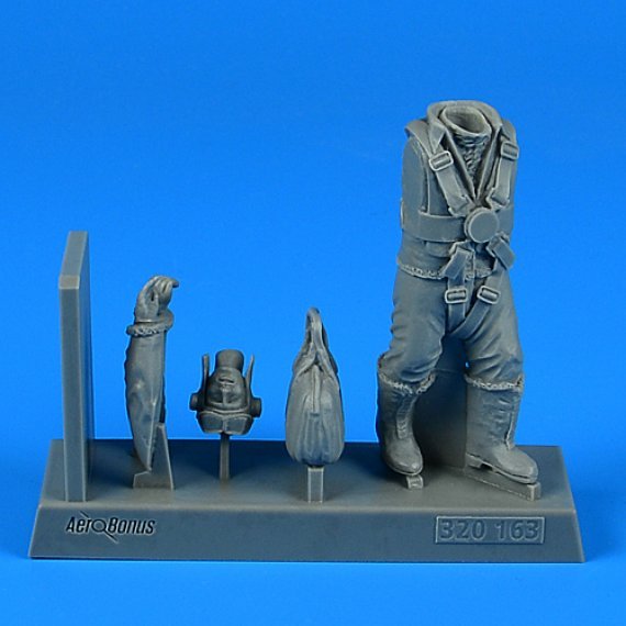 1/32 RAF WWII Bomber Pilot with bag
