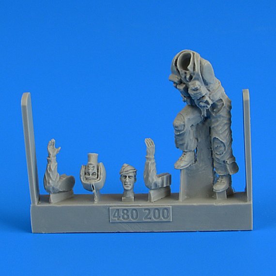 1/48 USAF Fighter Pilot on the ladder