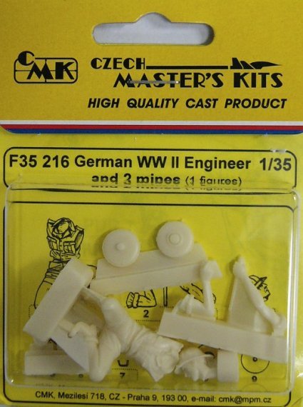 1/35 German Engineer and 2 mines WWII (1 fig.)