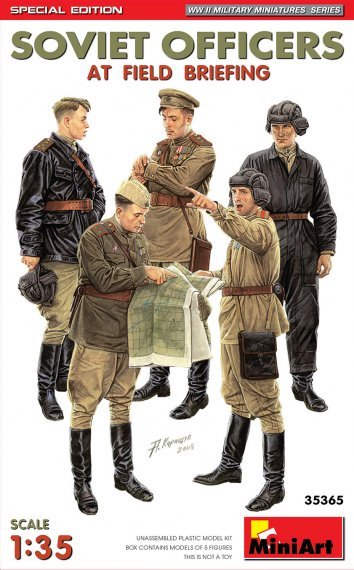 1/35 Soviet Officers At Field Briefing
