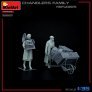 1/35 Refugees Chandlers Family 2 figure & luggage image 2