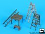 1/32 Ladders and table