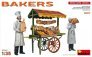 1/35 Bakers 2 figure  & crates